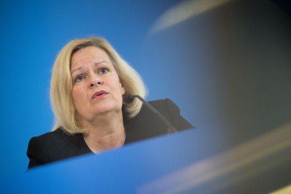 Innenministerin Nancy Faeser dankte dem Bundeskriminalamt und dem Bundesamt für Verfassungsschutz «für die intensiv geführten Ermittlungen». - © Sebastian Christoph Gollnow/dpa