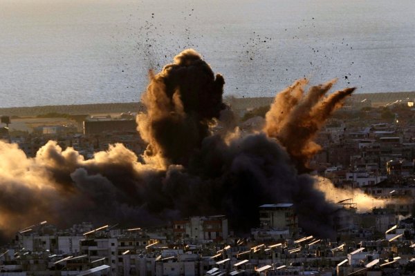 Die israelische Armee greift immer wieder Vororte von Beirut an, die als Hochburgen der Hisbollah gelten. - © Hussein Malla/AP/dpa