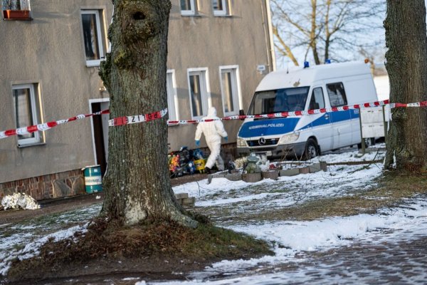 Die Polizei ist nach einer Gewaltattacke in einem Ortsteil von Casekow in der brandenburgischen Uckermark im Einsatz und sichert Spuren. - © Fabian Sommer/dpa