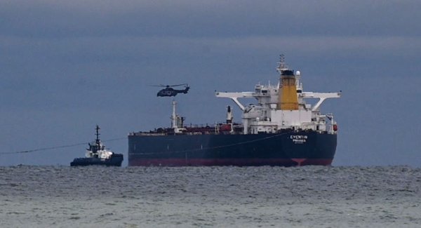 Die 24 Besatzungsmitglieder des Tankers „Eventin“ werden nach Angaben des Wasserstraßen- und Schifffahrtsamts Ostsee versorgt. - © Stefan Sauer/dpa