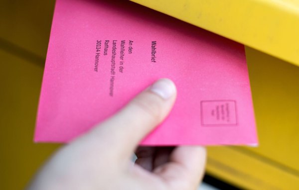 Der Wahlbrief mit dem ausgefüllten Stimmzettel muss spätestens am Wahlsonntag um 18.00 Uhr am Ziel sein (Archiv-Foto). - © Hauke-Christian Dittrich/dpa/dpa-tmn