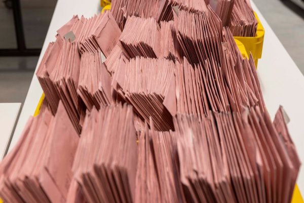 Ab Anfang Februar werden in Nordrhein-Westfalen die Briefwahl-Unterlagen für die vorgezogene Bundestagswahl am 23. Februar verschickt. (Symbolbild) - © Helmut Fricke/dpa