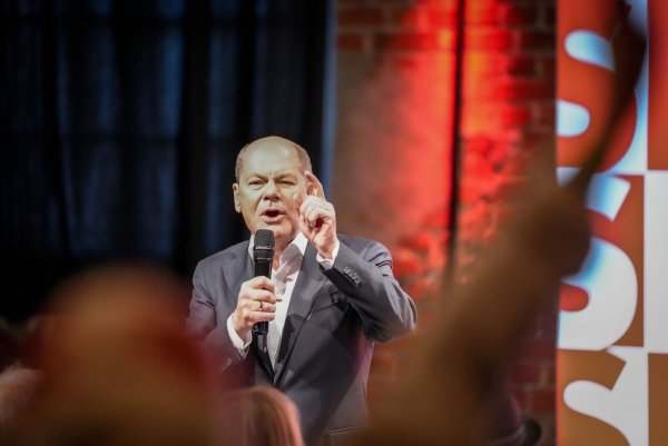 Scholz startete in Bielefeld seine Wahlkampftour mit mehr als 30 Bürgergesprächen. - © Kay Nietfeld/dpa