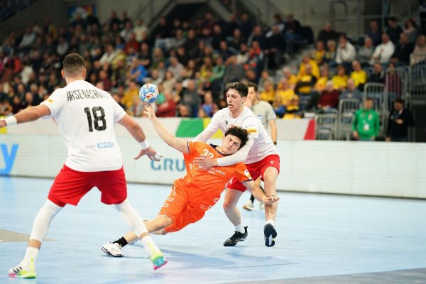 Fällt erneut lange aus: Lemgos niederländischer Nationalspieler Thomas Houtepen (M) - © Uwe Anspach/dpa