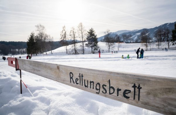 Eisflächen sind nur ab einer ausreichenden Dicke sicher begehbar: Bricht jemand ein, sollten Helfende vom Ufer aus Rettungshilfen wie Bretter, Leitern oder Äste nutzen, um die gefährdete Person an Land zu bringen. - © Florian Schuh/dpa-tmn