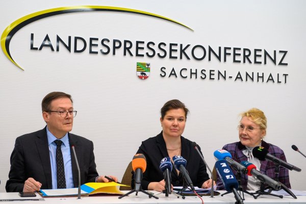 Sachsen-Anhalts Justizministerin (mitte): «Wir stehen mit der Hilfe erst am Anfang.» - © Klaus-Dietmar Gabbert/dpa
