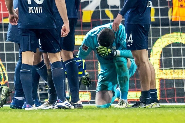 Bochums Torhüter Patrick Drewes konnte nach dem Feuerzeugwurf im Spiel gegen Union Berlin nicht weiterspielen. - © Andreas Gora/dpa