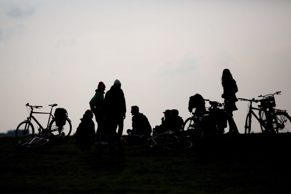 Laut dem Forscher Rüdiger Maas gibt es unter jungen Menschen in Deutschland trotz unterschiedlichster politischer Präferenzen keine Spaltung. (Archivfoto) - © Fernando Gutierrez-Juarez/dpa-Zentralbild/dpa