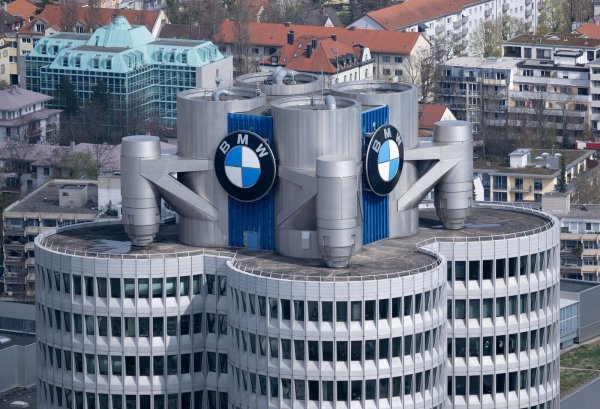BMW-Konzernzentrale: 2024 war ein herausforderndes Jahr für die Autoindustrie. (Archivbild) - © Sven Hoppe/dpa