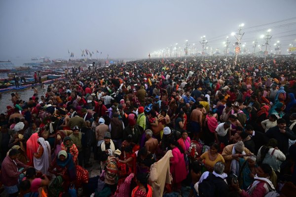 Pilger versammeln sich am Zusammenfluss von Ganges und Jamuna, um ein Bad zu nehmen. - © Prabhat Kumar Verma/ZUMA Press Wire/dpa