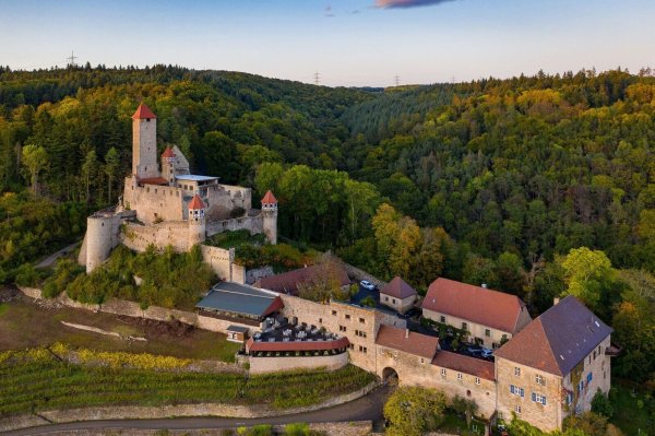 Die Burg Hornberg war einst Heimat des Reichsritters Götz von Berlichingen. - © Burgenstraße e.V./dpa-tmn