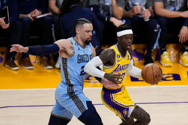 Dennis Schröder (17) von den Los Angeles Lakers wird von Dillon Brooks von den Memphis Grizzlies verteidigt. - © Jae C. Hong/AP