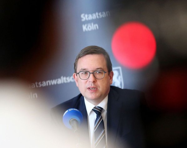 Oberstaatsanwalt Markus Hartmann (Leiter Zentral- und Ansprechstelle Cybercrime/ZAC) beantwortet während einer Pressekonferenz Fragen. - © Roland Weihrauch/dpa/Archivbild