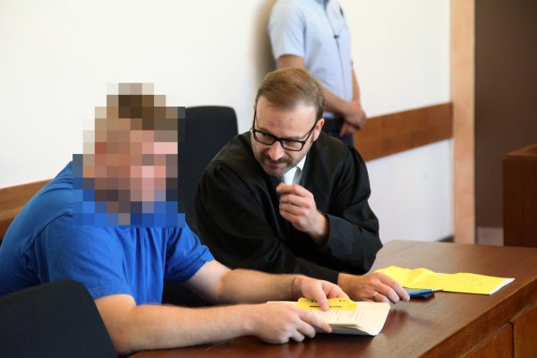 Der Angeklagte 33-Jährige mit seinem Verteidiger Martin Mauntel. - © Bernhard Preuß