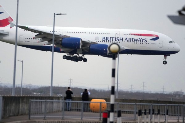 Der Flugverkehr über London wurde massiv beeinträchtigt. (Symbolbild) - © Kin Cheung/AP/dpa