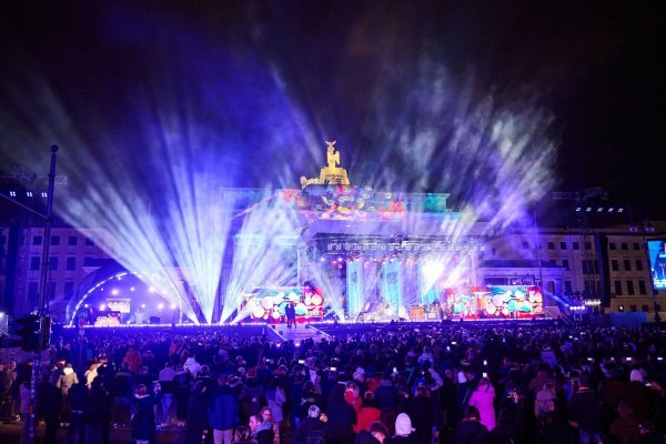 Zur Silvesterparty am Brandenburger Tor kamen jedes Jahr Zehntausende Menschen. (Archivfoto) - © Annette Riedl/dpa
