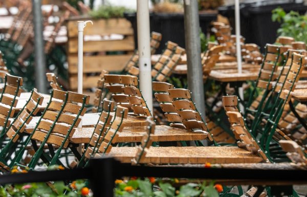 «Die Außengastronomie gehört definitiv bislang nicht zu den Gewinnern», sagt Dehoga-Hauptgeschäftsführerin Ingrid Hartges zum bisherigen Sommerwetter. (Archivbild) - © Peter Kneffel/dpa