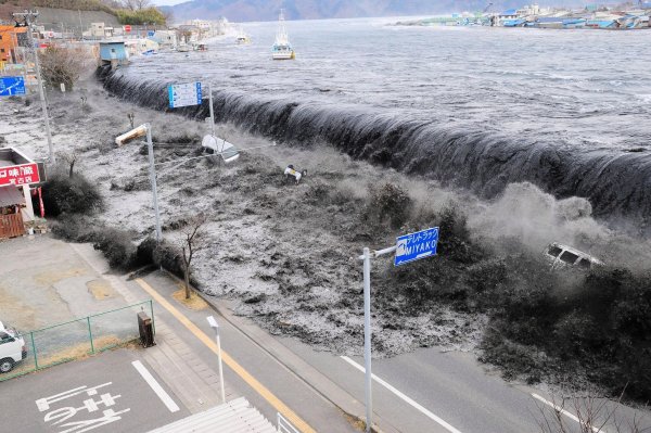 Ein Erdbeben und ein Tsunami sorgten im März 2011 für den Super-GAU im Atomkraftwerk Fukushima. - © Aflo / Mainichi Newspaper/AFLO/EPA/dpa