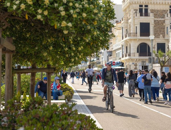 Strandtouristen in Les Sables-d\\\'Olonne sollen nicht mehr in Badekleidung und mit nacktem Oberkörper in die Stadt hineinlaufen. - © -/Stadtverwaltung Les Sables-d\\\'Olonne/dpa