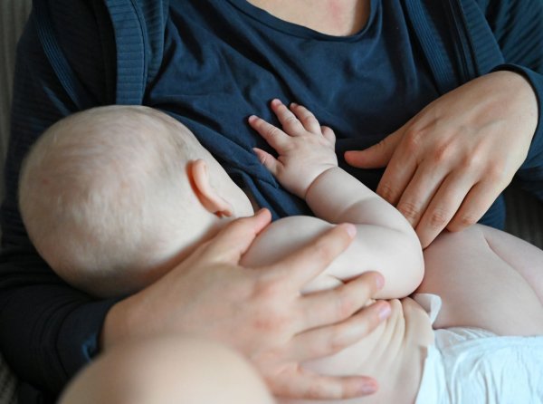 Ein Baby zu bekommen bleibt auch in krisenreichen Zeiten ein häufiger Wunsch. (Symbolbild) - © Elisa Schu/dpa