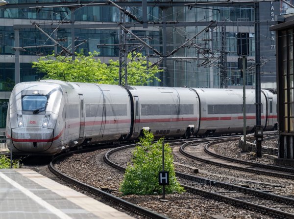 Einer Umfrage zufolge hält eine Mehrheit die Bahnpreise für teuer oder eher teuer. (Archivbild) - © Soeren Stache/dpa