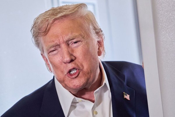 Donald Trump reagierte froh auf die Nachricht von Colberts Absetzung. (Archivbild) - © Jacquelyn Martin/AP/dpa