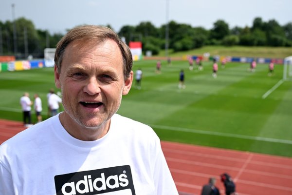 Adidas-Konzernchef Björn Gulden steht trotz guter Halbjahreszahlen unter Druck, weil die US-Zölle die Geschäfte belasten (Archivbild). - © Federico Gambarini/dpa