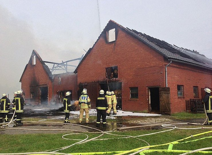 150 Feuerwehrleute waren am Freitagabend bei einem Großbrand in Schöning bei Delbrück (Kreis Paderborn) im Einsatz. In Vollbrand standen zwei Scheunen und eine Remise. - © FOTO: RALPH MEYER