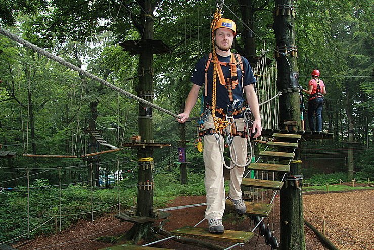 Balance gefragt: Mitarbeiter Christian Hillemeyer im Parcours. - © Foto: TEGETHOFF