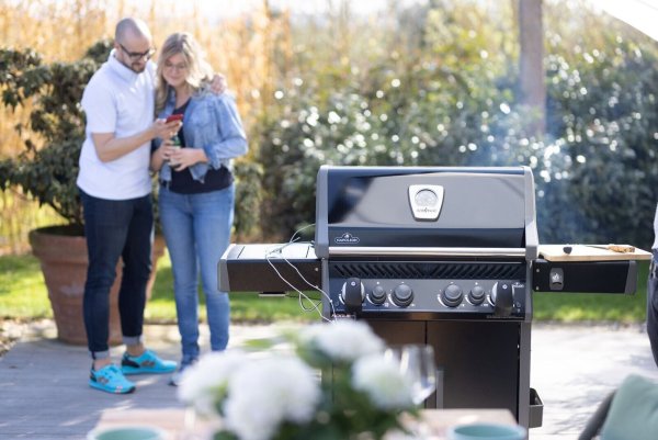 Geht es um den Grillkauf, hat Frau oft das letzte Wort - sie legt Wert auf Design. An nützlichem Zubehör sind beide interessiert, etwa einer Grilltemperatursteuerung für Gasgrills. Der «Grill Control» wird einfach auf den Drehknopf übergestülpt und startet das Programm. - © Grillfürst/Grillfürst/dpa
