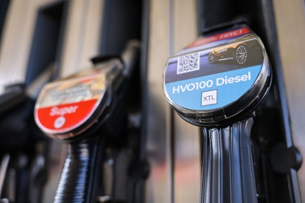 Eine Zapfsäule für HVO100 Diesel und Superbenzin an einer Tankstelle. - © Christian Charisius/dpa