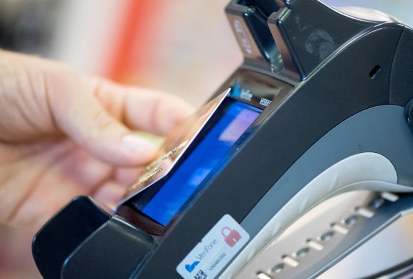 Erspart Händlerinnen und Händlern lästiges Bargeld-Handling: die Kartenzahlung. - © Franziska Gabbert/dpa-tmn