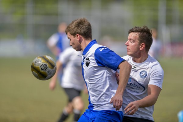 Volle Konzentration: Jonas Scholle (weiß, rechts) vom FC Fortuna Schlangen und Jannik Fischer vom SV Eintracht Jerxen-Orbke konzentrieren sich auf Gegner und Ball. - © Egon Penner