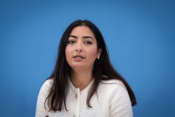 Staatsministerin Reem Alabali-Radovan (SPD) findet die aktuelle Debatte um Rückführungen nach Syrien unmöglich. - © Soeren Stache/dpa