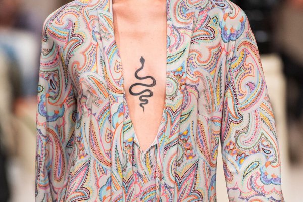 Auch auf Laufstegen sind manchmal Tattoos zu sehen. (Archivbild) - © Christophe Gateau/dpa