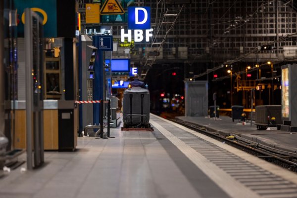 Nach Rauchentwicklung an einem Gleis sind Teile des Hauptbahnhofs in Köln gesperrt. (Archivbild) - © Thomas Banneyer/dpa