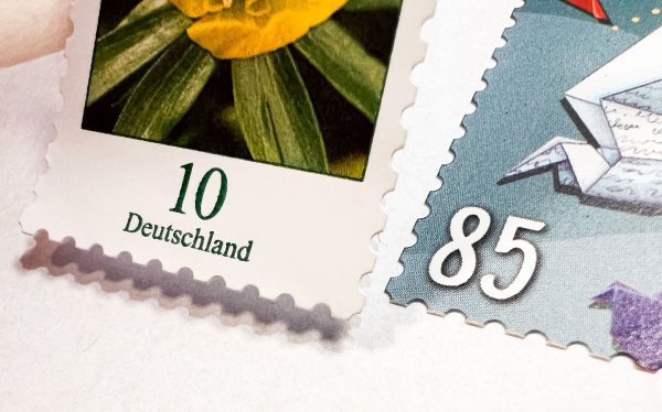 Standardbriefe und Postkarten innerhalb Deutschlands kosten ab Januar 95 Cent und damit 10 Cent mehr als bislang. - © Julian Stratenschulte/dpa