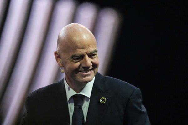 FIFA-Präsident Gianni Infantino ist sich bei Saudi-Arabien sicher. - © Rebecca Blackwell/AP/dpa