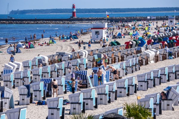 Sommerurlauber am Ostseestrand in Warnemünde. Im Zeitraum von Januar bis Oktober erzielte der Deutschland-Tourismus mit gut 433 Millionen Übernachtungen einen Rekord. - © Jens Büttner/dpa