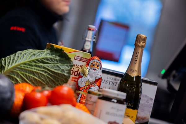 Der Weihnachtseinkauf kann - je nach Produktauswahl - in diesem Jahr etwas teurer sein als 2023. - © Rolf Vennenbernd/dpa