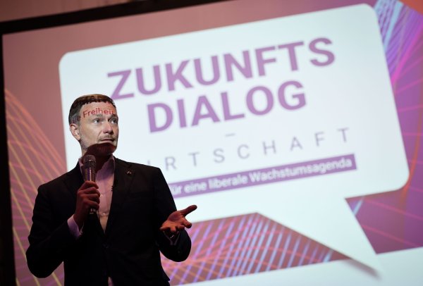 Überbordende Bürokratie ist nach Ansicht von FDP-Chef Christian Lindner ein Misstrauensvotum des Staates gegen die Bürger. - © Christian Charisius/dpa