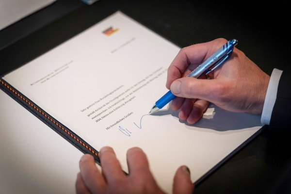 Dieses von der Bundesregierung zur Verfügung gestellte Foto zeigt Bundeskanzler Olaf Scholz (SPD) bei der Unterzeichnung des Antrags auf Vertrauen an die Bundestagspräsidentin in seinem Büro im Bundeskanzleramt. - © Steffen Kugler/Bundesregierung/dpa