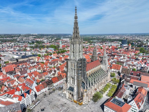 Bye bye Titel: Bald hat Ulm nicht mehr den höchsten Kirchturm der Welt. (Archivbild) - © Jason Tschepljakow/dpa