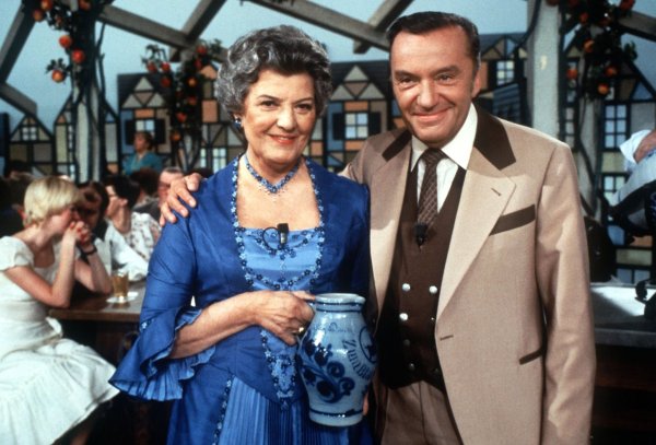 «Zum Blauen Bock» war eine der erfolgreichsten TV-Sendungen im Nachkriegsdeutschland. (Archivbild von 1979 mit Heinz Schenk und Lia Wöhr) - © picture alliance / Karl Staedele/dpa