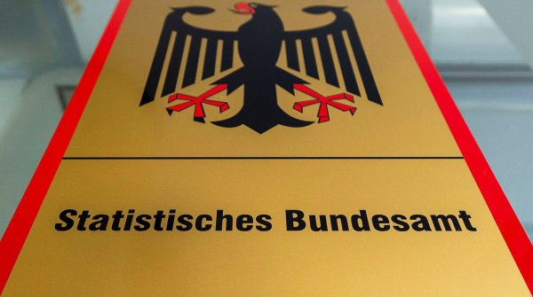 Menschen mit Einwanderungsgeschichte sind laut Zahlen des Statistischen Bundesamtes im öffentlichen Dienst in Deutschland unterrepräsentiert. (Archivbild) - © Hannes P Albert/dpa