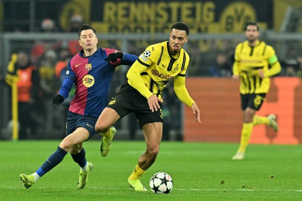 Enges Spiel: Der BVB mit Felix Nmecha (r) und Barcelona mit Robert Lewandowski lieferten sich viele packende Duelle. - © Bernd Thissen/dpa