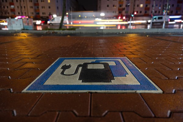 Die Bundesregierung wollte bis zum Jahr 2030 mindestens 15 Millionen Batterieautos auf den Straßen. Nach Hochrechnung der Unternehmensberatung Deloitte könnten es gut 11 Millionen werden. - © Hannes P. Albert/dpa