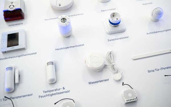 Für mehr Sicherheit bei smarten Geräten sollte man nicht nur automatische Updates aktivieren und eine Zwei-Faktor-Authentifizierung nutzen, sondern die vernetzten Geräte ebenfalls in ein separates WLAN auslagern. - © Florian Schuh/dpa-tmn