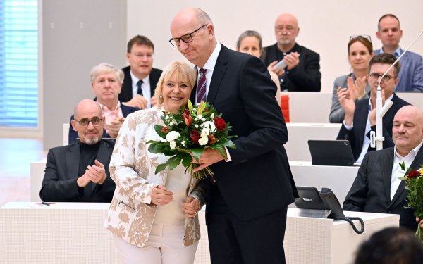 Erst im zweiten Wahldurchgang bekam Ministerpräsident Dietmar Woidke die erforderliche Mehrheit. - © Sebastian Christoph Gollnow/dpa