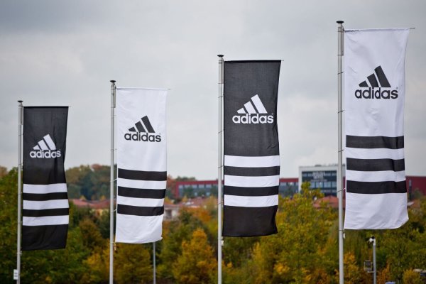 Adidas befindet sich nach eigenen Angaben mit den Zollbehörden seit Jahren «im Austausch» zu dem bekannten Sachverhalt. (Archivbild) - © Daniel Karmann/dpa